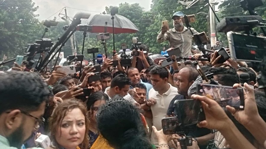 প্রশাসনের সাথে ছাত্রদলের বাগবিতণ্ডা, উত্তপ্ত টিএসসি